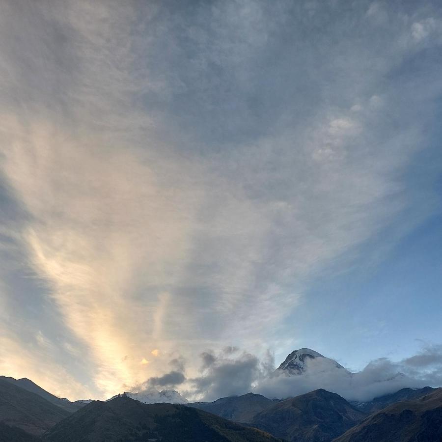 The White House Hotel Kazbegi Bagian luar foto