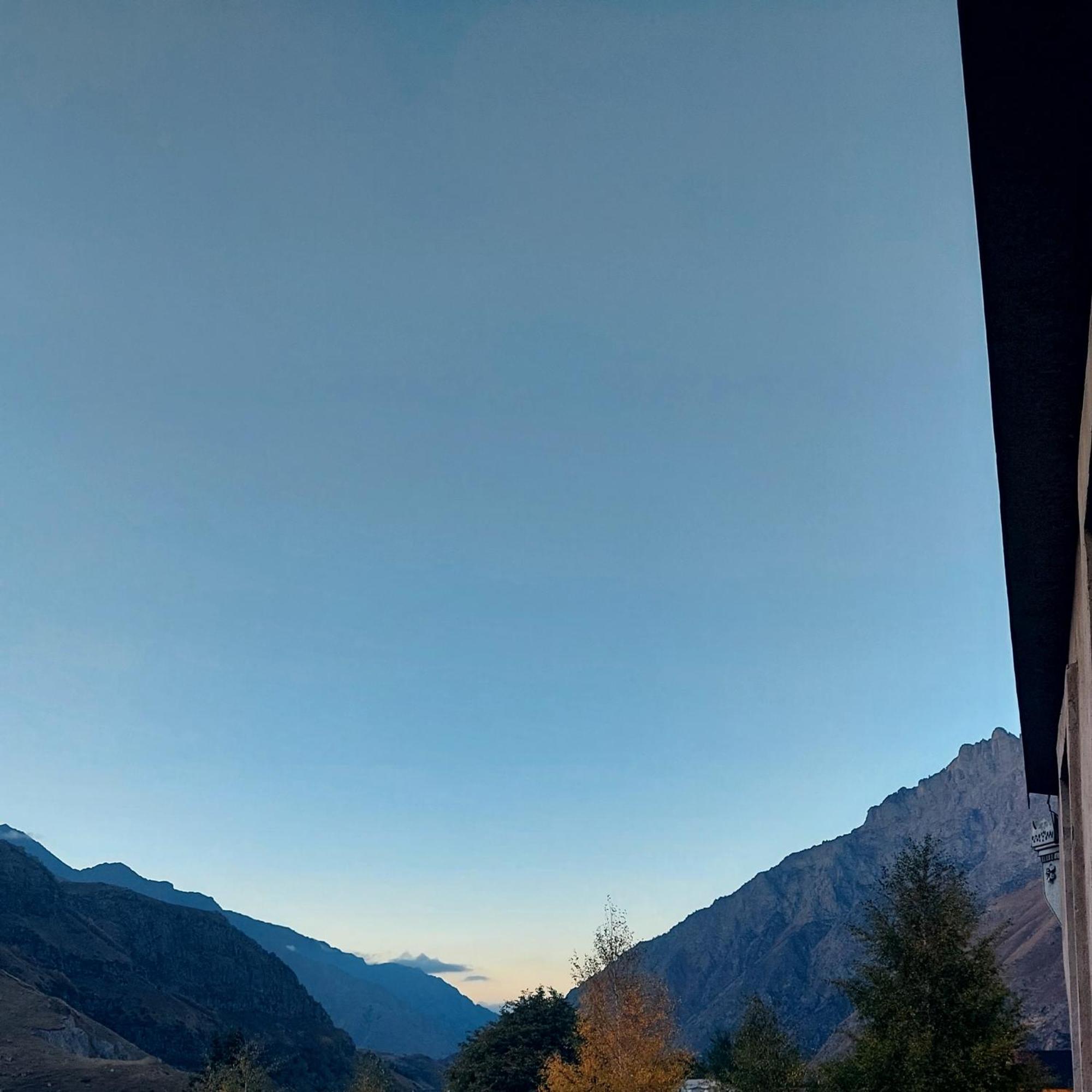 The White House Hotel Kazbegi Ruang foto