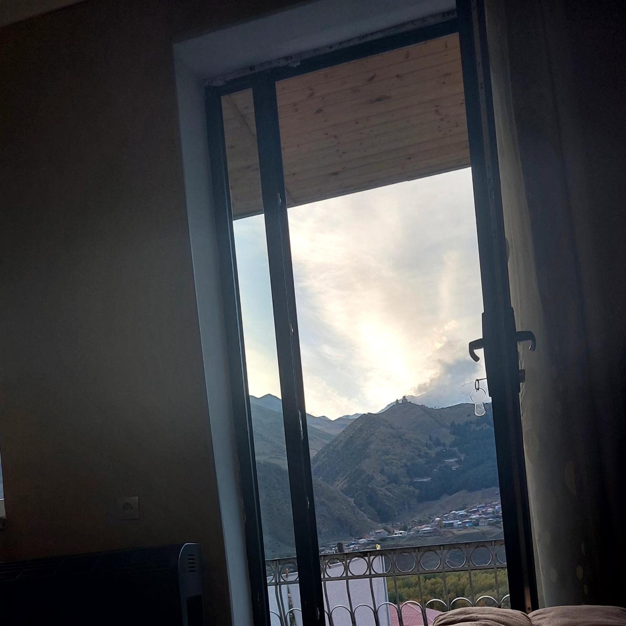 The White House Hotel Kazbegi Ruang foto