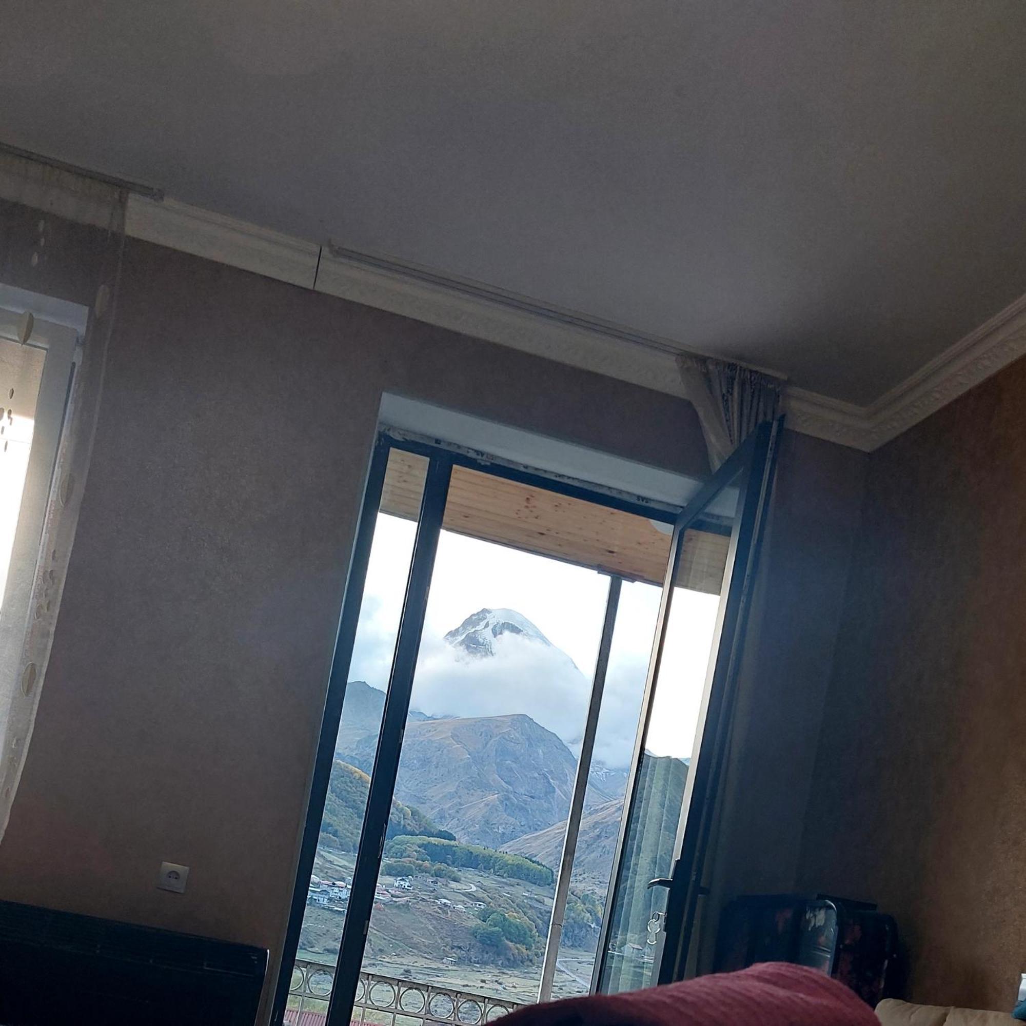 The White House Hotel Kazbegi Ruang foto