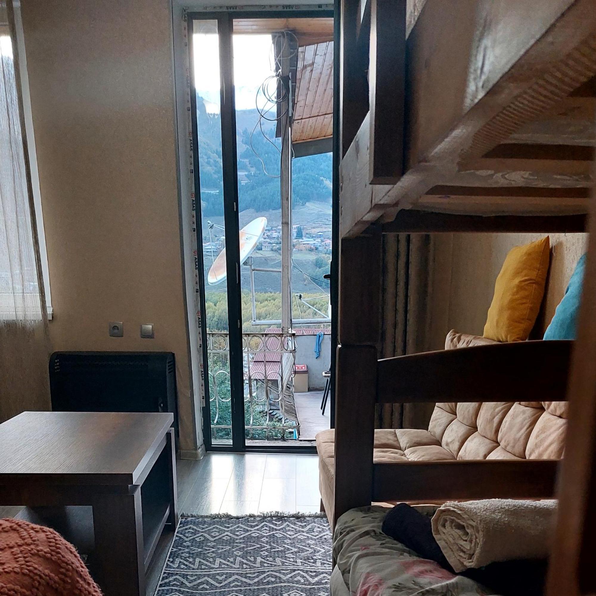 The White House Hotel Kazbegi Ruang foto
