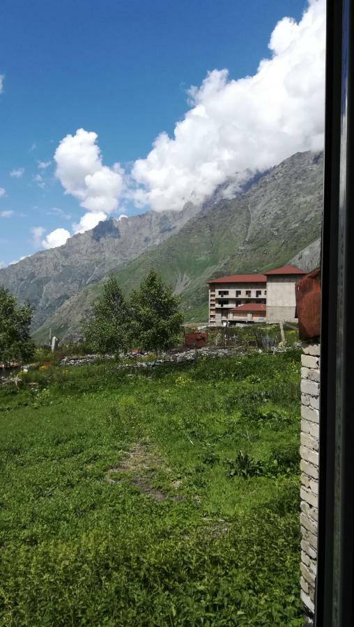 The White House Hotel Kazbegi Bagian luar foto